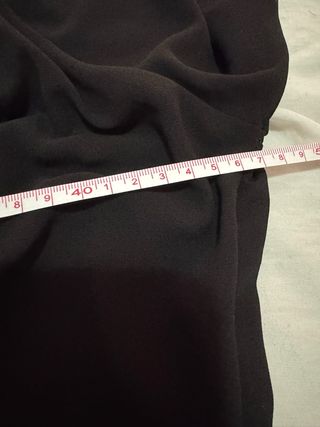 Blusa negra con collar y hombros descubiertos