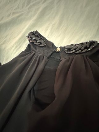 Blusa negra con collar y hombros descubiertos