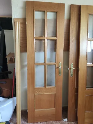 Puerta doble maciza chapada en roble y con cristal