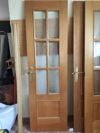 Puerta doble maciza chapada en roble y con cristal