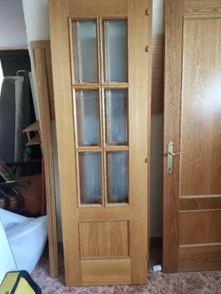 Puerta doble maciza chapada en roble y con cristal