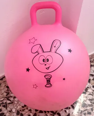 Pelota saltarina rosa con dibujo de conejo