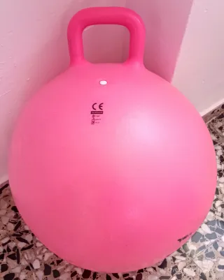 Pelota saltarina rosa con dibujo de conejo