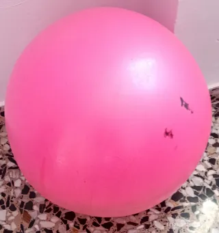 Pelota saltarina rosa con dibujo de conejo