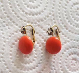 Pendientes coral con detalle brillante