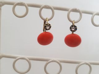 Pendientes coral con detalle brillante