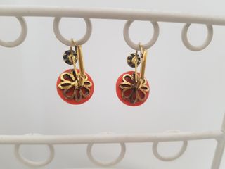 Pendientes coral con detalle brillante