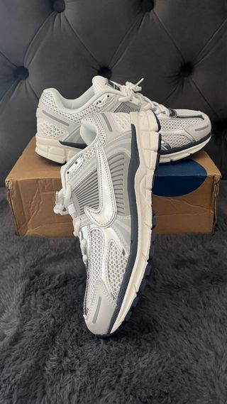Nike Vomero 5 Plata y Blanco