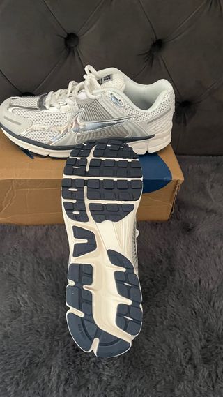 Nike Vomero 5 Plata y Blanco