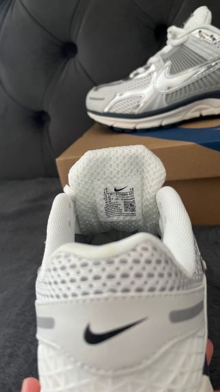 Nike Vomero 5 Plata y Blanco