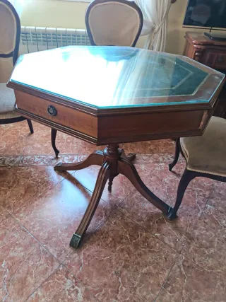 Mesa octogonal de madera y cristal