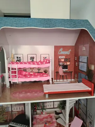 Casa de muñecas con muebles  ( no hago envíos)