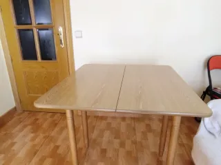 Mesa plegable con 2 sillas