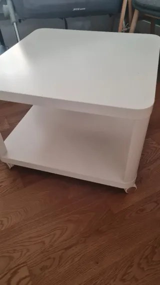 Tavolo ausiliario bianco con ruote. IKEA.