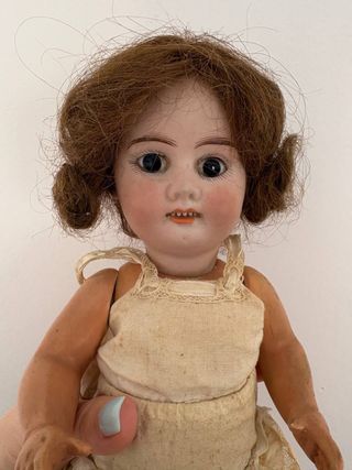 Muñeca antigua de porcelana