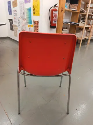 Sillas vintage rojas de plástico.
