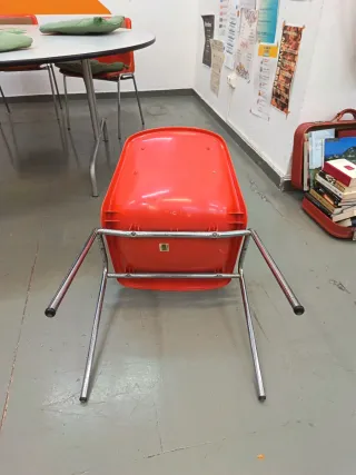 Sillas vintage rojas de plástico.