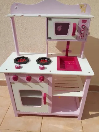 Cocina de madera rosa infantil