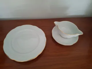 Vajilla porcelana y sopera blanca filo dorado