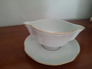 Vajilla porcelana y sopera blanca filo dorado