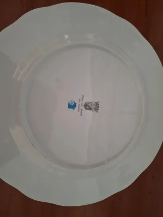 Vajilla porcelana y sopera blanca filo dorado