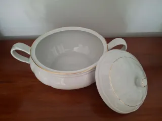 Vajilla porcelana y sopera blanca filo dorado