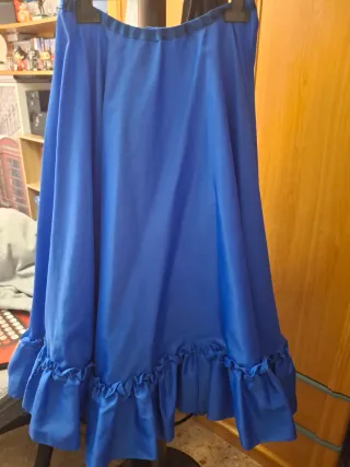 Falda azul con volantes