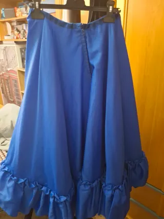 Falda azul con volantes