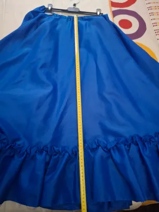 Falda azul con volantes