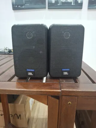 Altavoces JBL Control Negro Medidas 23x15cm.