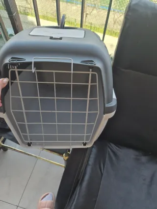 Transportín para perro gris y blanco