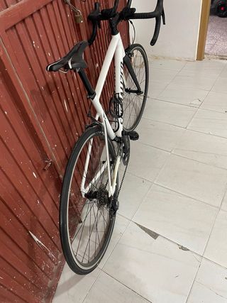 Bicicleta de carretera Specialized blanca