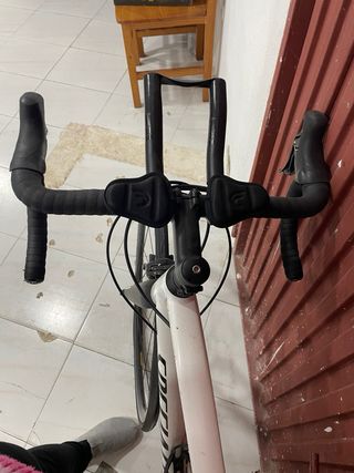 Bicicleta de carretera Specialized blanca