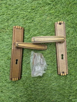 Manillas de puerta doradas con diseño