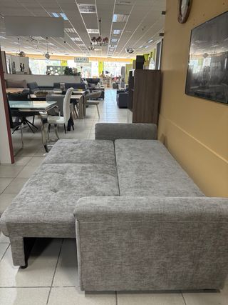 Sofá-cama gris con arcón
