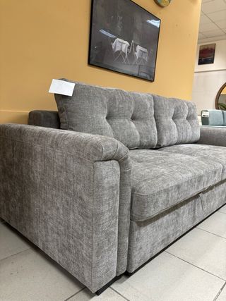 Sofá-cama gris con arcón