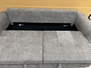 Sofá-cama gris con arcón