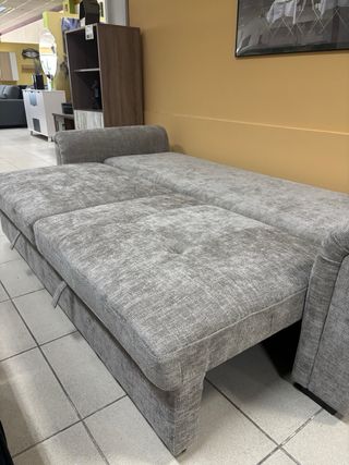 Sofá-cama gris con arcón