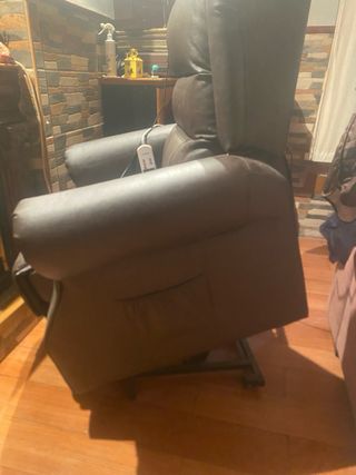 Sillón masajeador de cuero marrón