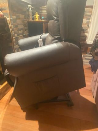 Sillón masajeador de cuero marrón