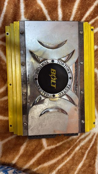 Bombo JBL de 1000 watts. Amplificador y dos altavo