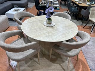 Mesa redonda y 4 sillas