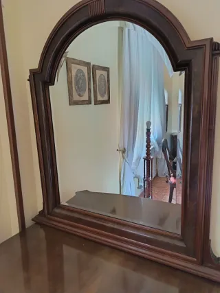 Cómoda de madera con espejo