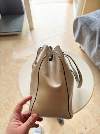 Bolso de mano gris de mujer