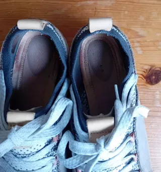 Zapatillas grises y blancas