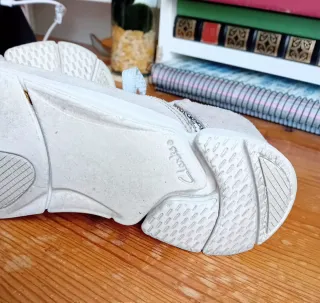 Zapatillas grises y blancas