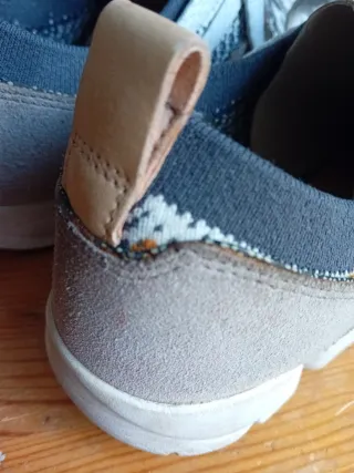 Zapatillas grises y blancas