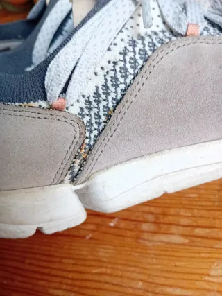 Zapatillas grises y blancas