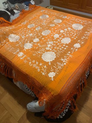 Manton Manila Naranja Flores Blancas