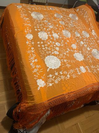 Manton Manila Naranja Flores Blancas